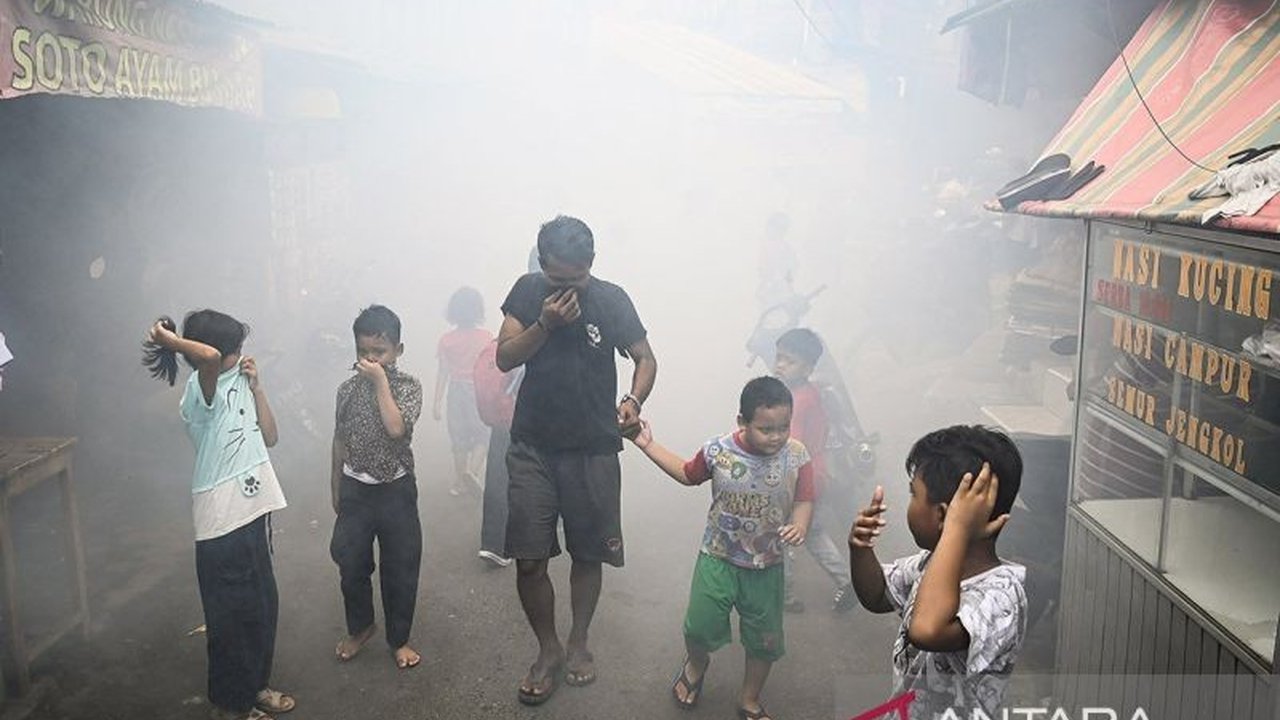 Kenaikan drastis kasus Demam Berdarah Dengue (DBD) di Jakarta Barat pada Januari dan Februari 2025 menjadi perhatian, dipicu oleh kondisi cuaca yang lembap dan hangat.