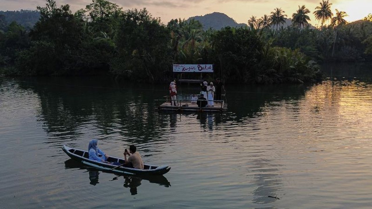 Kabupaten Bengkayang, Kalimantan Barat, menerima alokasi APBDesa 2025 sebesar Rp187,3 miliar yang terdiri dari Dana Desa, Alokasi Dana Desa, dan Bagi Hasil Pajak, untuk mendorong pembangunan desa dan kesejahteraan masyarakat.