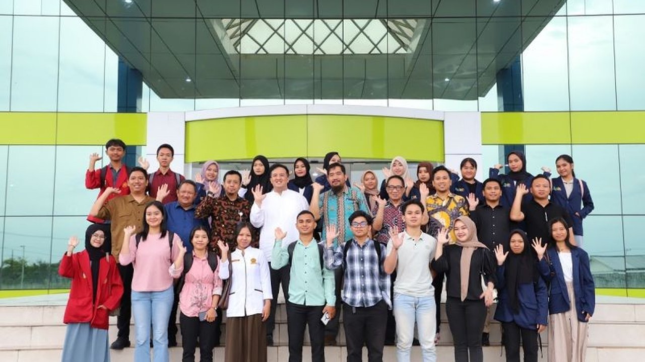 Bupati Lamandau terpilih, Rizky Aditya Putra, mengalokasikan anggaran Rp7 miliar untuk beasiswa kuliah kedokteran di UMPR bagi putra-putri Lamandau, guna mengatasi kekurangan dokter di daerah tersebut.