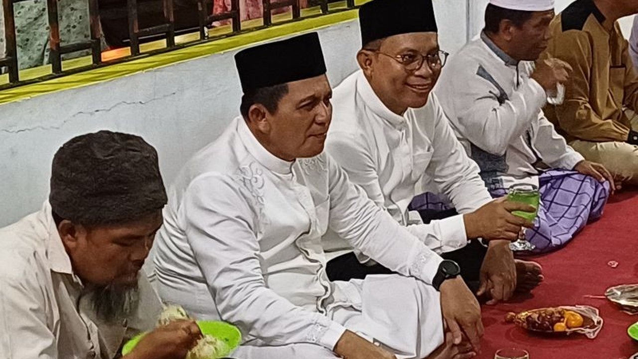 Gubernur Kepri Ansar Ahmad beserta jajarannya melaksanakan Safari Ramadhan dengan mengunjungi 15 masjid di tujuh kabupaten/kota, menyerahkan bantuan untuk pengembangan masjid dan kaum dhuafa.