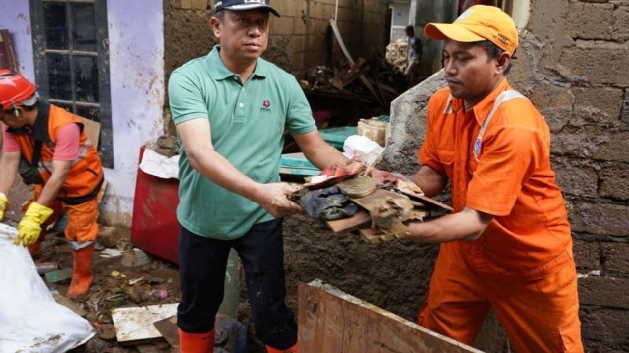 Pemkot Jaksel kerahkan 300 personel untuk membersihkan lumpur dan puing pascabanjir di Pengadegan, Jakarta Selatan, dengan rencana peninggian jalan untuk mencegah kejadian serupa.