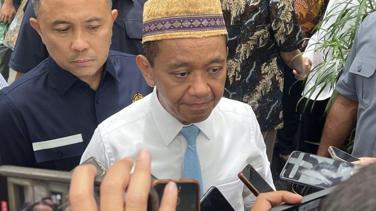 Menteri ESDM Bahlil Lahadalia mengumumkan pembangunan kilang minyak berkapasitas 500 ribu barel di Sumatera, didanai oleh Danantara dan menjadi bagian dari target hilirisasi nasional senilai 618 miliar dolar AS pada 2025.