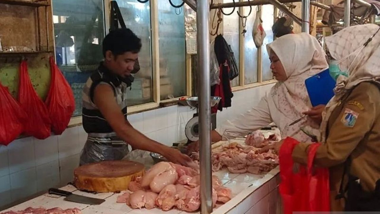 Suku Dinas Ketahanan Pangan, Kelautan dan Pertanian (KPKP) Jakarta Barat gencar melakukan pengawasan bahan pangan menjelang Ramadhan dan Idul Fitri untuk memastikan keamanan dan kualitas produk.