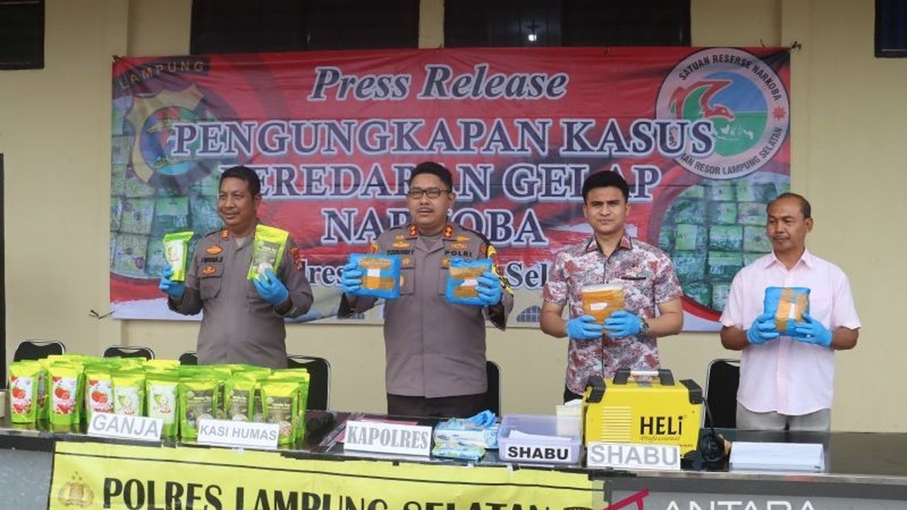Polisi Lampung Selatan menggagalkan penyelundupan 4 kg ganja yang dikemas rapi dalam bungkus teh di Pelabuhan Bakauheni, dua pelaku asal Bali ditangkap.