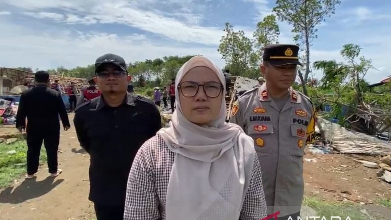 Angin puting beliung menerjang Indramayu, Jawa Barat, mengakibatkan 91 rumah rusak, 7 diantaranya ambruk, dan warga mengungsi.