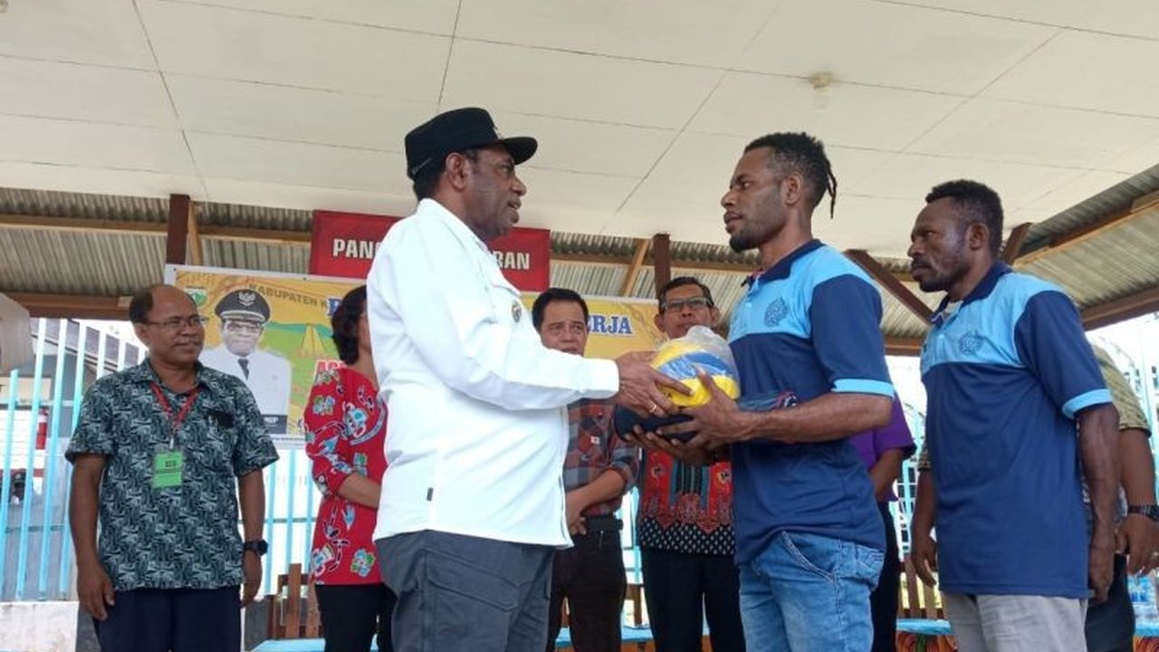 Bupati Keerom, Piter Gusbager, mengunjungi tahanan asal Keerom di Lapas Narkotika Jayapura dan memberikan bantuan, serta menekankan pentingnya kerjasama dalam memberantas narkoba.