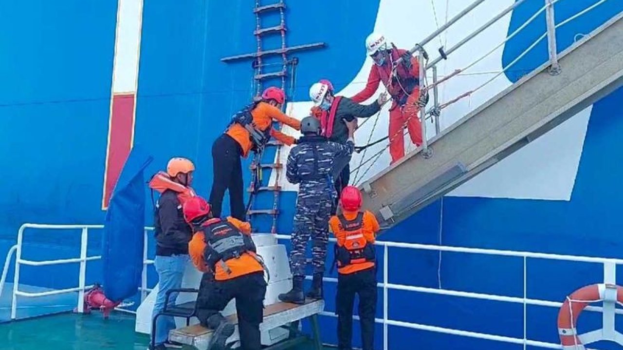 Basarnas Banda Aceh berhasil mengevakuasi seorang anak buah kapal (ABK) asal Jepang yang sakit di Selat Benggala dan membawanya ke RSUDZA Banda Aceh untuk perawatan medis.