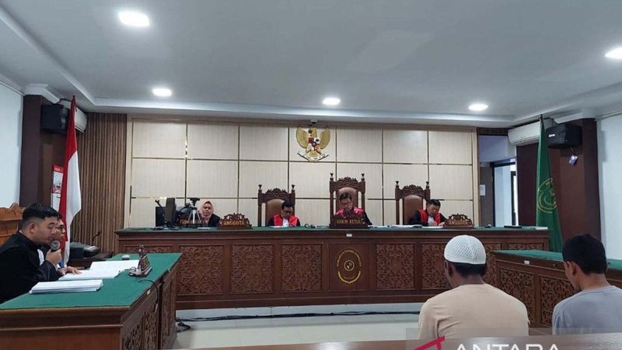 Dua terdakwa korupsi dana desa di Sabang, Aceh, dituntut hukuman penjara total lima tahun dan denda, setelah terbukti menggelapkan dana desa dan membakar kantor desa untuk menghilangkan jejak.