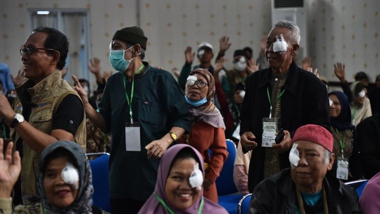 Menteri Sosial mengungkapkan lebih dari 750 ribu warga Indonesia membutuhkan operasi katarak, dan Kemensos berupaya meningkatkan layanan operasi katarak gratis untuk mengatasi masalah ini.