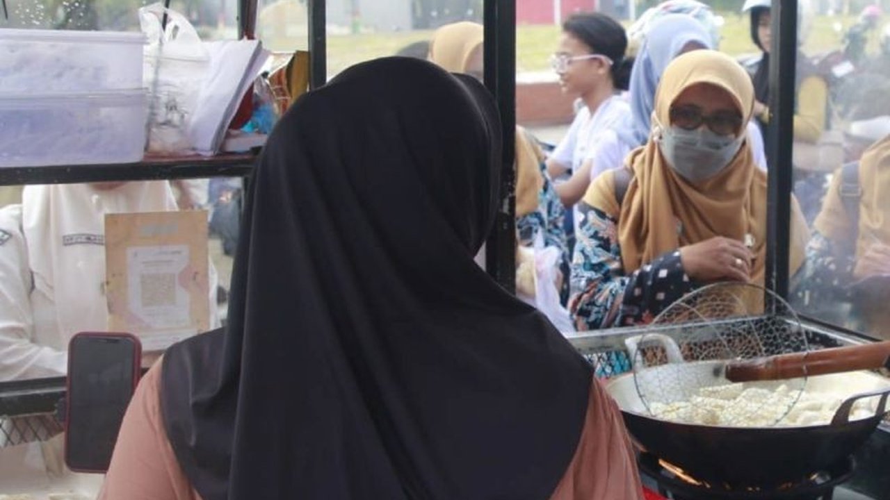 Dinas Kesehatan Kota Madiun melakukan pemeriksaan terhadap jajanan takjil yang dijual pedagang kaki lima (PKL) untuk memastikan keamanan dan kesehatan makanan berbuka puasa selama Ramadhan.