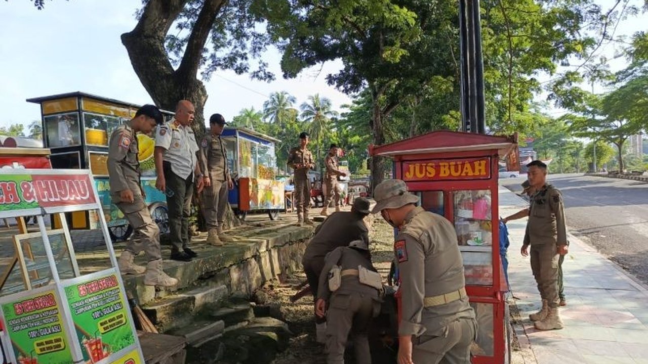 Kepala Satuan Polisi Pamong Praja (Kasat Pol-PP) Lampung Selatan menegaskan tidak ada pungutan liar terhadap pedagang kaki lima (PKL) di Lapangan Korpri, dan mengimbau PKL untuk tertib berjualan.