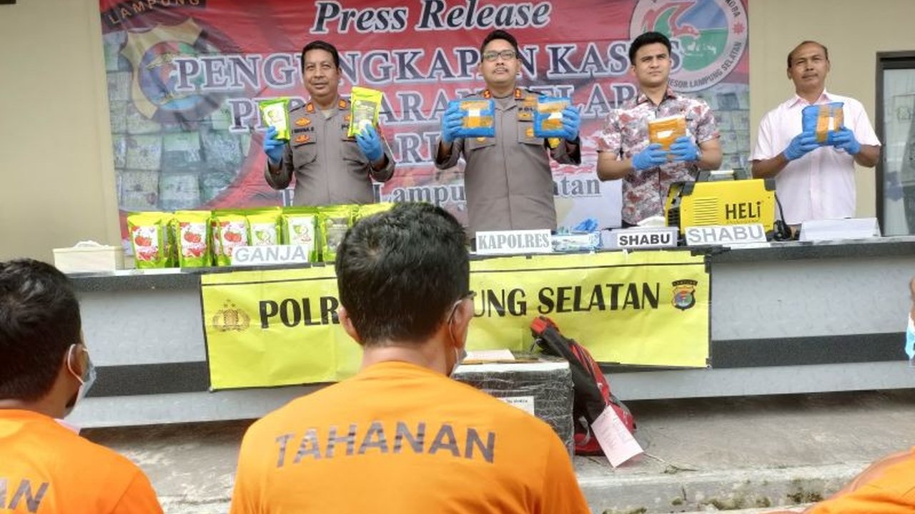 Satuan Narkoba Polres Lampung Selatan mengungkap penyelundupan 4 kg sabu dari Malaysia yang disembunyikan dalam mesin las di Pelabuhan Bakauheni, dan menangkap seorang kurir.
