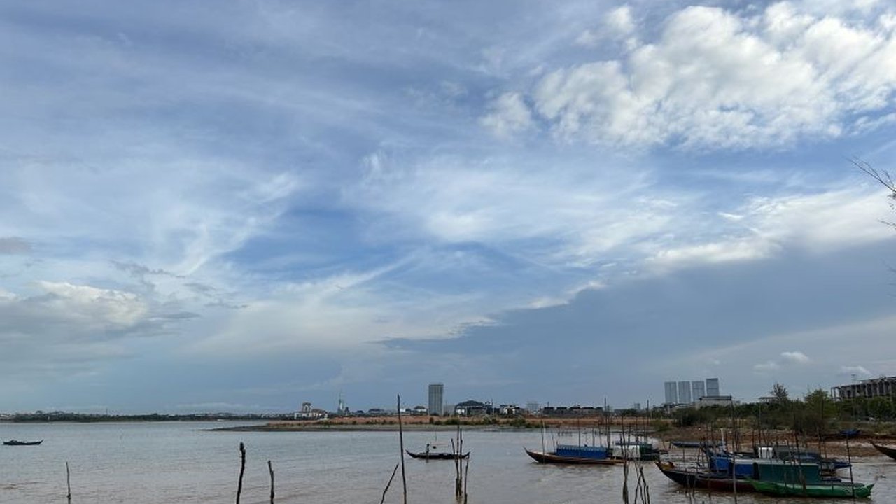 BMKG memperingatkan potensi gelombang tinggi hingga 2,5 meter di perairan Kepri, khususnya Natuna dan Anambas, dari 7 hingga 10 Maret 2024, mengancam keselamatan pelayaran.