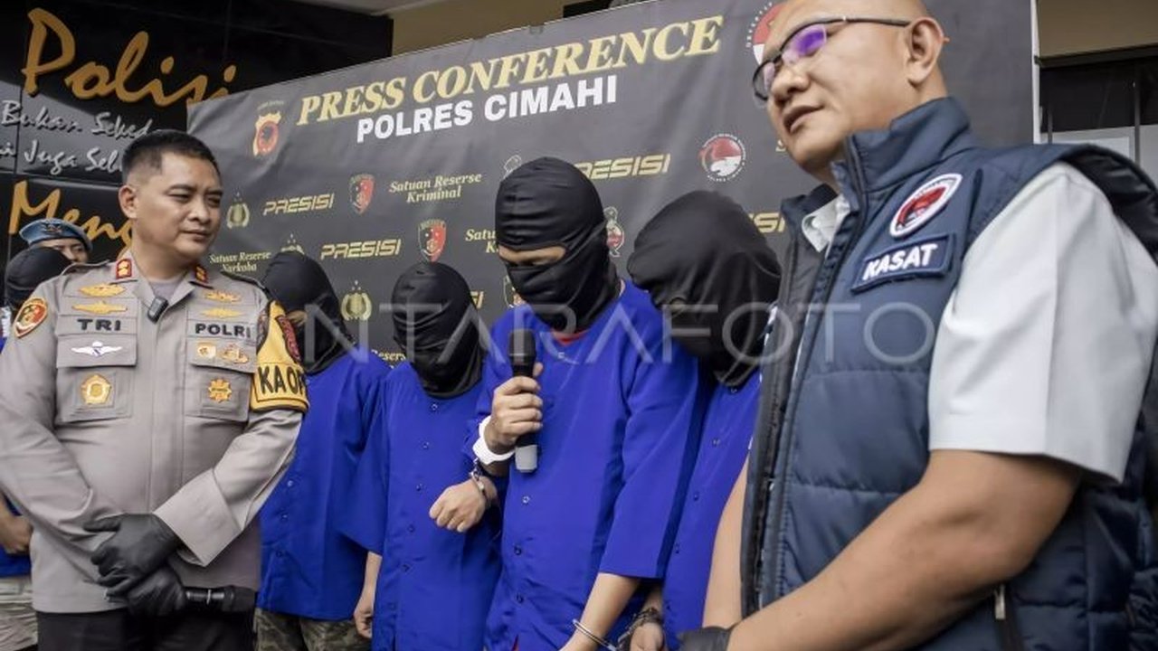 Ketua Bawaslu Kabupaten Bandung Barat, Riza Nasrul Falah, ditangkap karena kasus narkoba dan Bawaslu RI akan segera menggantinya.