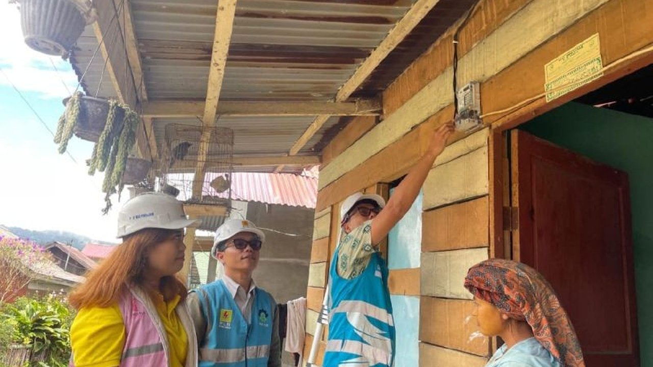 PLN UID Sumatera Utara menyalurkan program 'Light Up The Dream' dengan memberikan sambungan listrik gratis kepada tiga keluarga kurang mampu di daerah terpencil Kabupaten Karo dan Dairi.