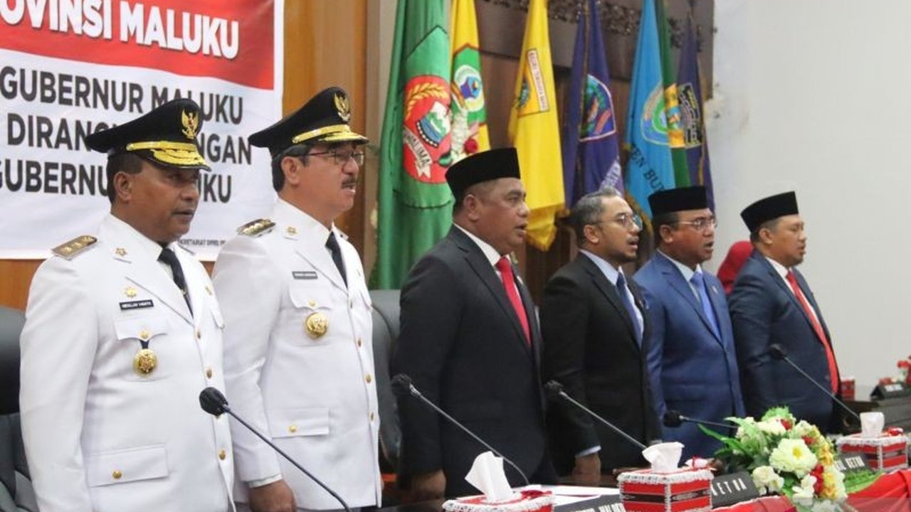 Gubernur Maluku, Hendrik Lewerissa, memprioritaskan konektivitas antarwilayah untuk meningkatkan pertumbuhan ekonomi dan pemerataan pembangunan di seluruh Maluku, melalui pembangunan infrastruktur dan pengembangan UMKM.