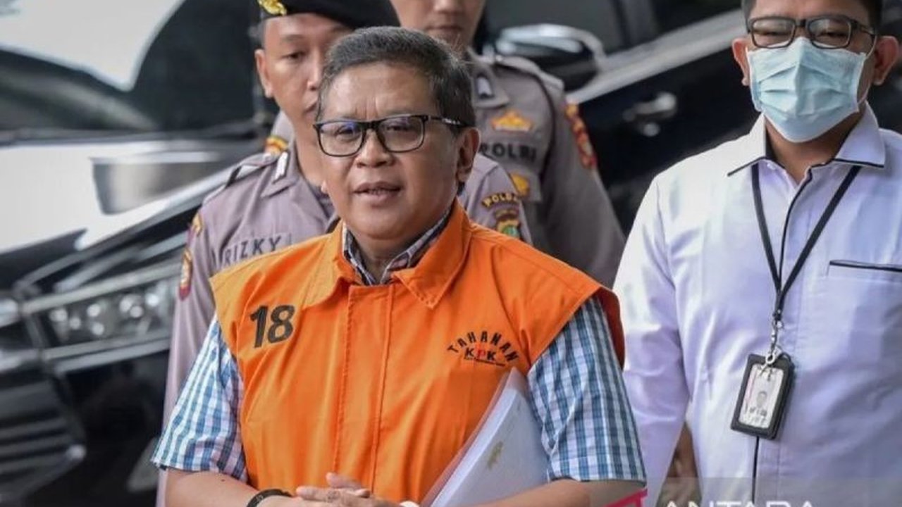 Hasto Kristiyanto, Sekjen PDI Perjuangan, kembali mengajukan praperadilan terkait penetapan dirinya sebagai tersangka kasus dugaan suap dan perintangan penyidikan, setelah gugatan sebelumnya ditolak.