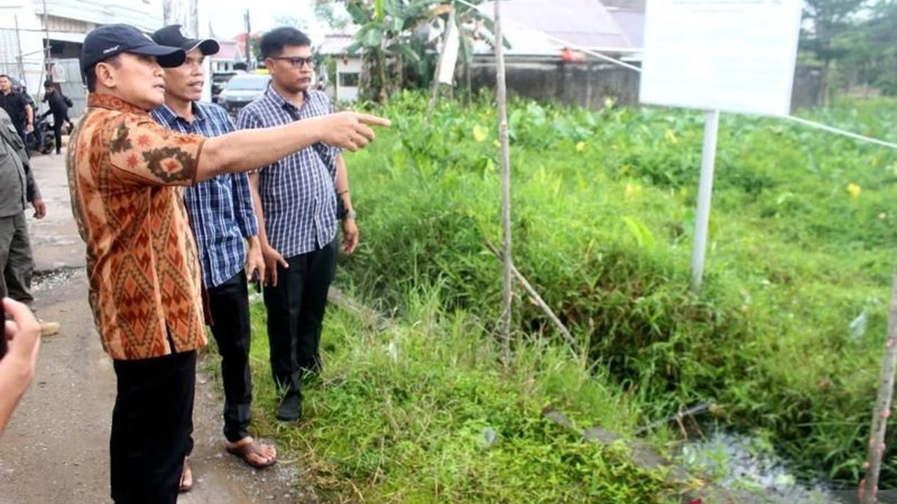 Pemkab Kubu Raya normalisasi Parit Seribu untuk mencegah banjir, sekaligus membangun pedestrian dan pusat kuliner di Sungai Raya Dalam guna meningkatkan perekonomian lokal.