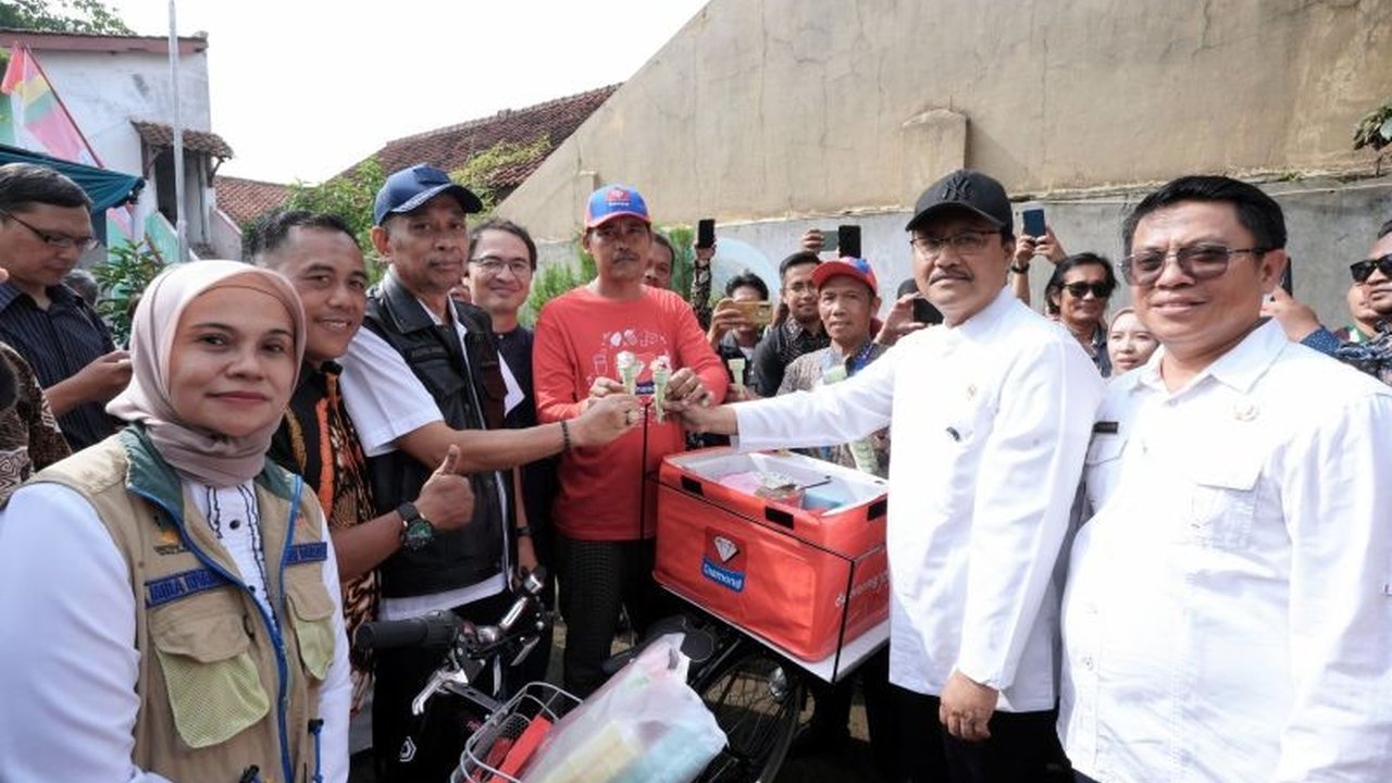 Menteri Sosial Saifullah Yusuf menekankan pentingnya pemberdayaan masyarakat dalam mengurangi kemiskinan ekstrem, seperti yang dilakukan di Desa Cangkuang Wetan, Kabupaten Bandung, melalui pelatihan kewirausahaan dan pengelolaan sampah.