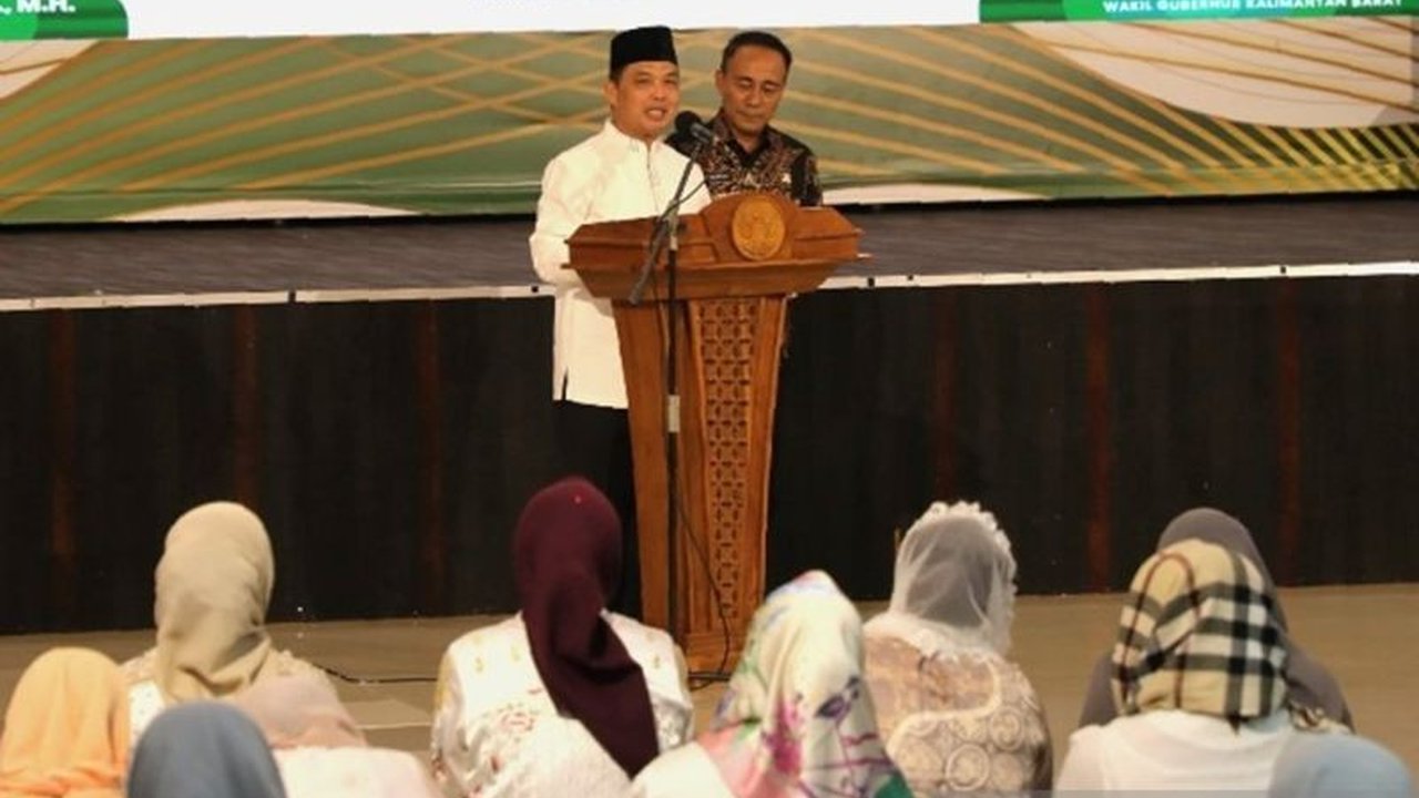 Gubernur Kalbar, Ria Norsan, memprioritaskan normalisasi sungai untuk mengurangi dampak banjir yang sering melanda daerah hilir Kalimantan Barat,  mengajak masyarakat untuk turut serta menjaga lingkungan.