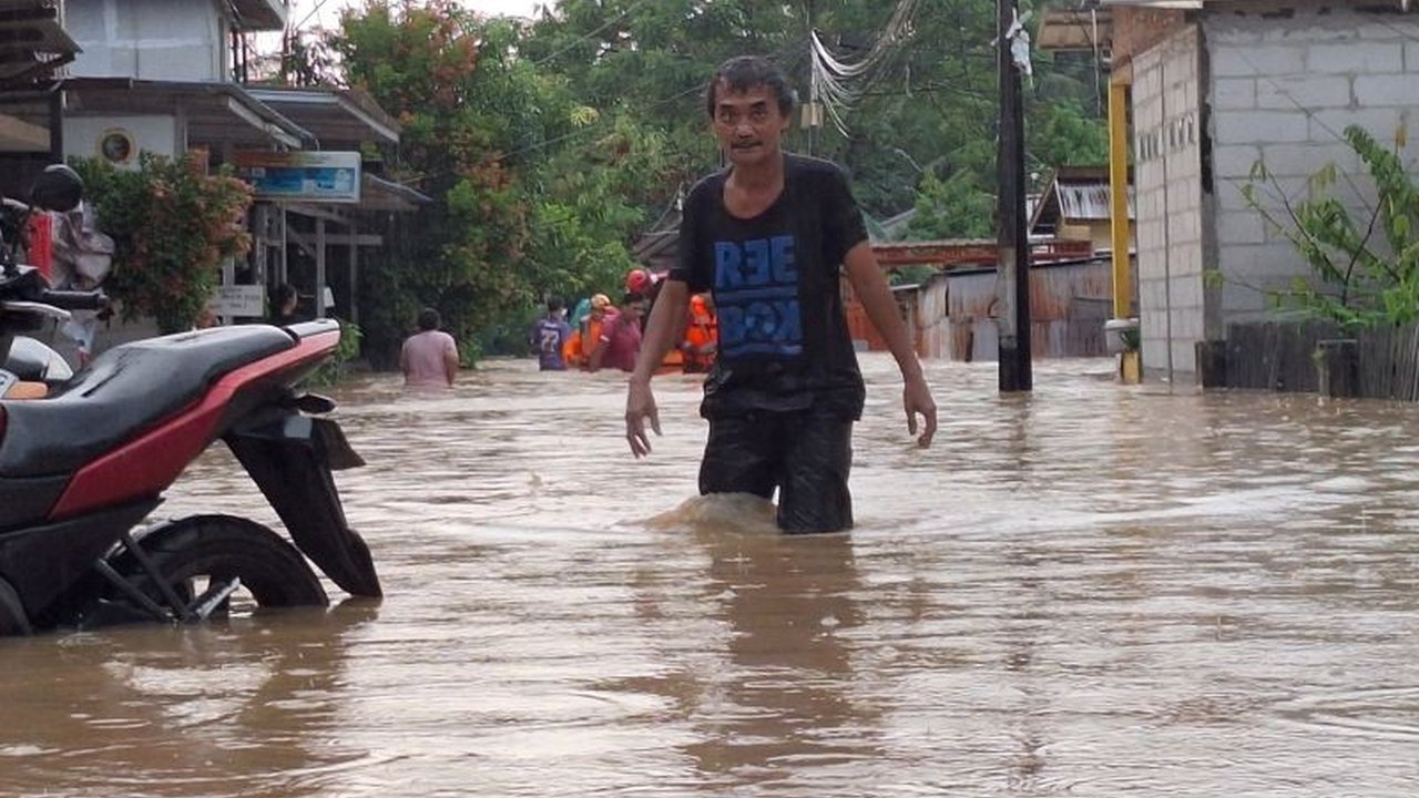 Banjir parah melanda Balikpapan hingga 1,5 meter, Jalan MT Haryono lumpuh total, dan warga dievakuasi oleh tim gabungan BPBD dan SAR.