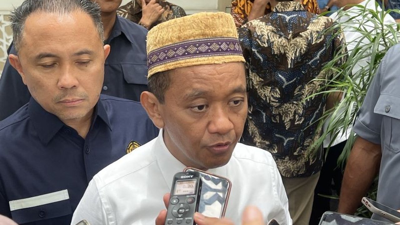 Menteri ESDM, Bahlil Lahadalia, menerbitkan aturan baru yang mengizinkan ekspor konsentrat tembaga Freeport selama 6 bulan setelah kebakaran smelter Gresik, dengan kemungkinan perpanjangan 3 bulan.