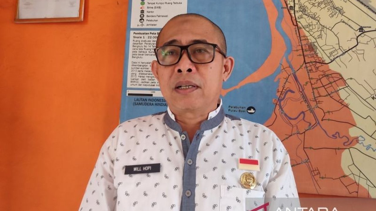 BPBD Kota Bengkulu telah memasang 247 rambu evakuasi di enam kelurahan rawan bencana untuk membantu warga menyelamatkan diri saat terjadi tsunami, gempa bumi, banjir, atau longsor.