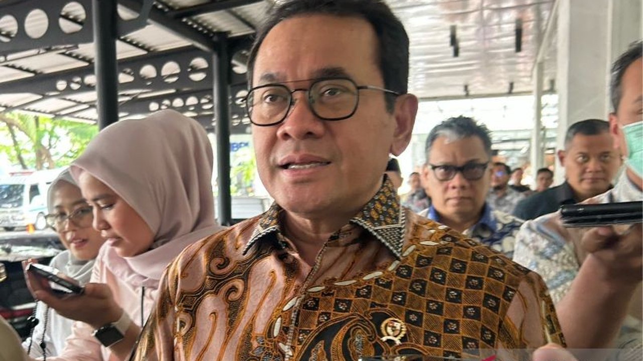 Mendag Budi Santoso ungkap upaya mitigasi untuk menjaga surplus perdagangan Indonesia-AS di tengah kebijakan Presiden Trump, termasuk menjaga hubungan baik dan menghindari kebijakan yang merugikan ekspor Indonesia.