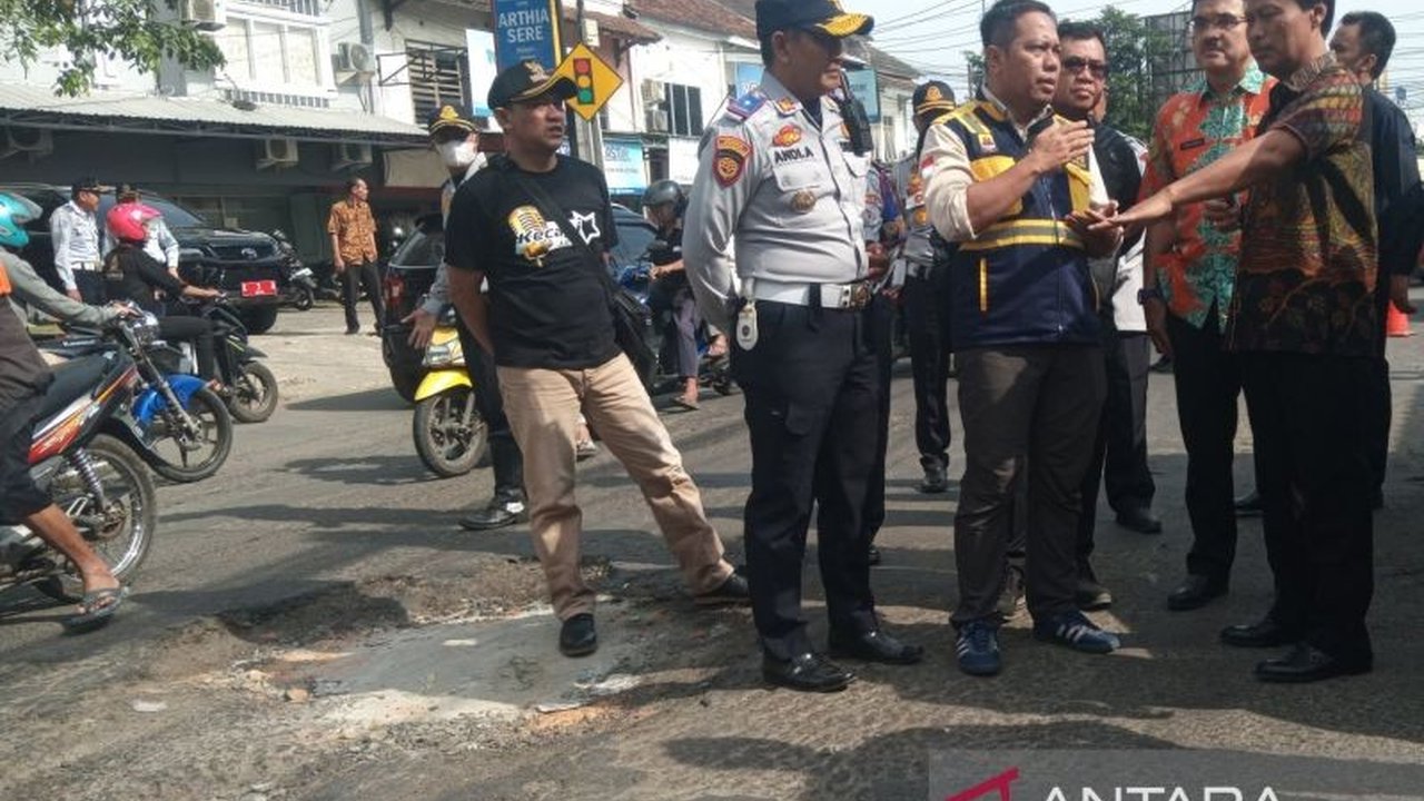 Pemerintah Kota Cirebon mengalokasikan anggaran Rp8,6 miliar untuk memperbaiki 16 ruas jalan rusak di tahun 2025, dengan prioritas pada Jalan Ciremai Raya dan kemungkinan penambahan anggaran dari efisiensi APBD.