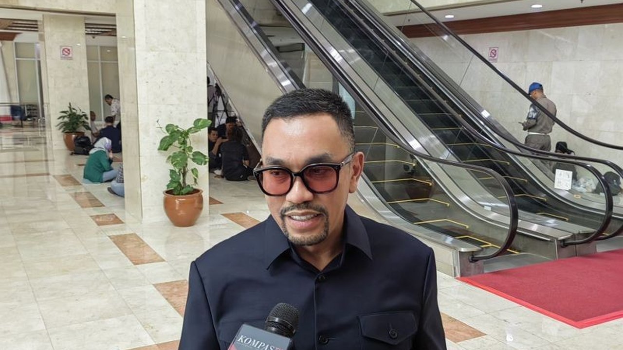 Wakil Ketua Komisi III DPR, Ahmad Sahroni, mendesak pengungkapan tuntas kasus dugaan korupsi di Pertamina dengan potensi kerugian negara hingga Rp1 kuadriliun, menyebutnya sebagai mega korupsi yang 'ngeri-ngeri sedap'.