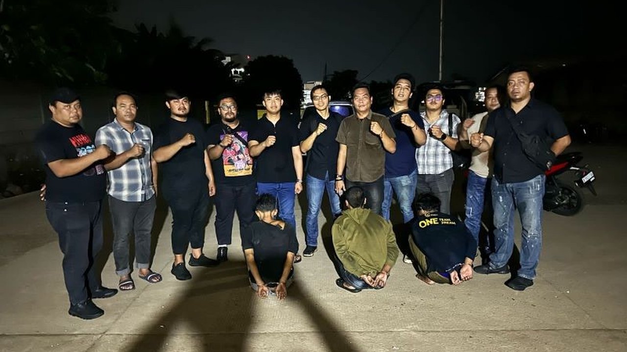 Tiga pelaku jambret yang merampas kamera milik warga negara Prancis di Sunda Kelapa berhasil ditangkap polisi setelah penyelidikan intensif.