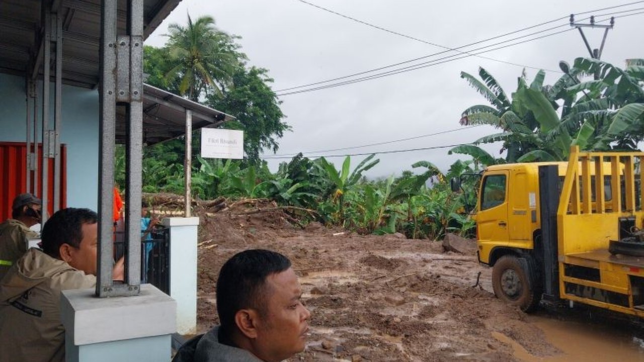 Jalan Raya Palima-Cinangka di Kabupaten Serang, Banten, terputus akibat longsor yang disebabkan hujan lebat, menghambat akses menuju Pantai Anyer.