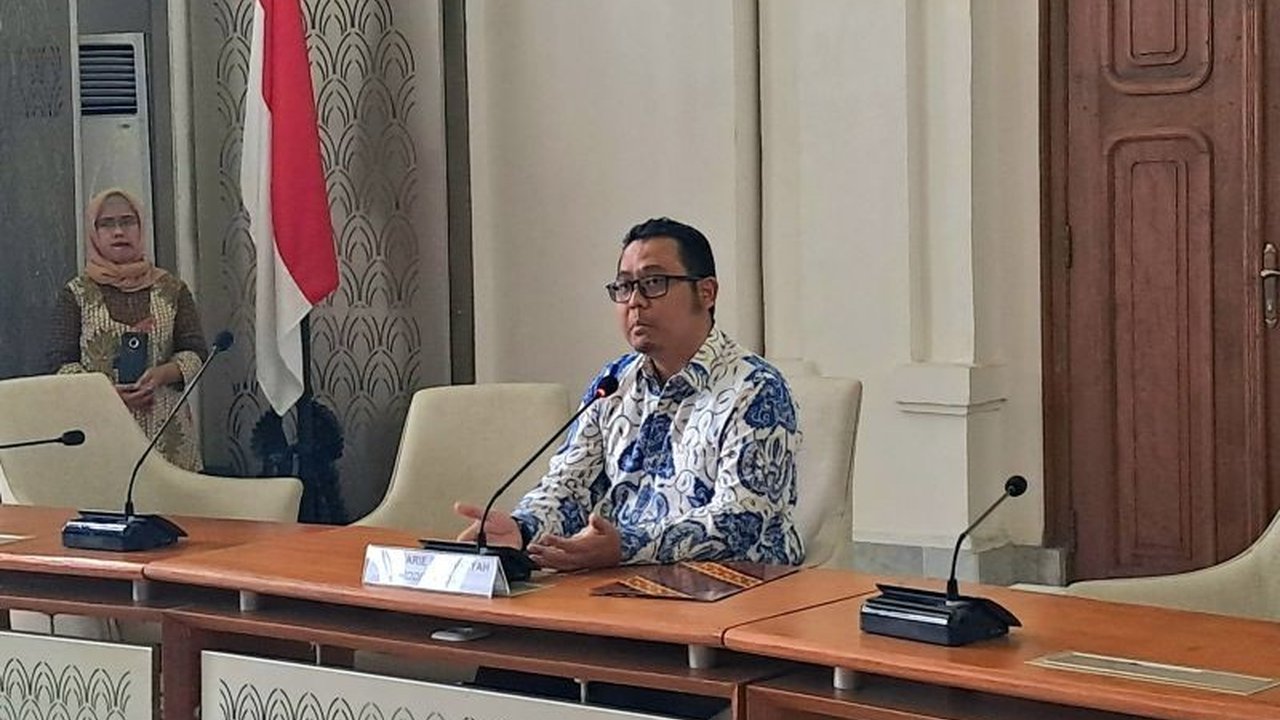 Universitas Indonesia (UI) memutuskan disertasi Bahlil Lahadalia perlu perbaikan dan memberikan sanksi individu kepada pihak-pihak yang terlibat, menjaga integritas akademik.