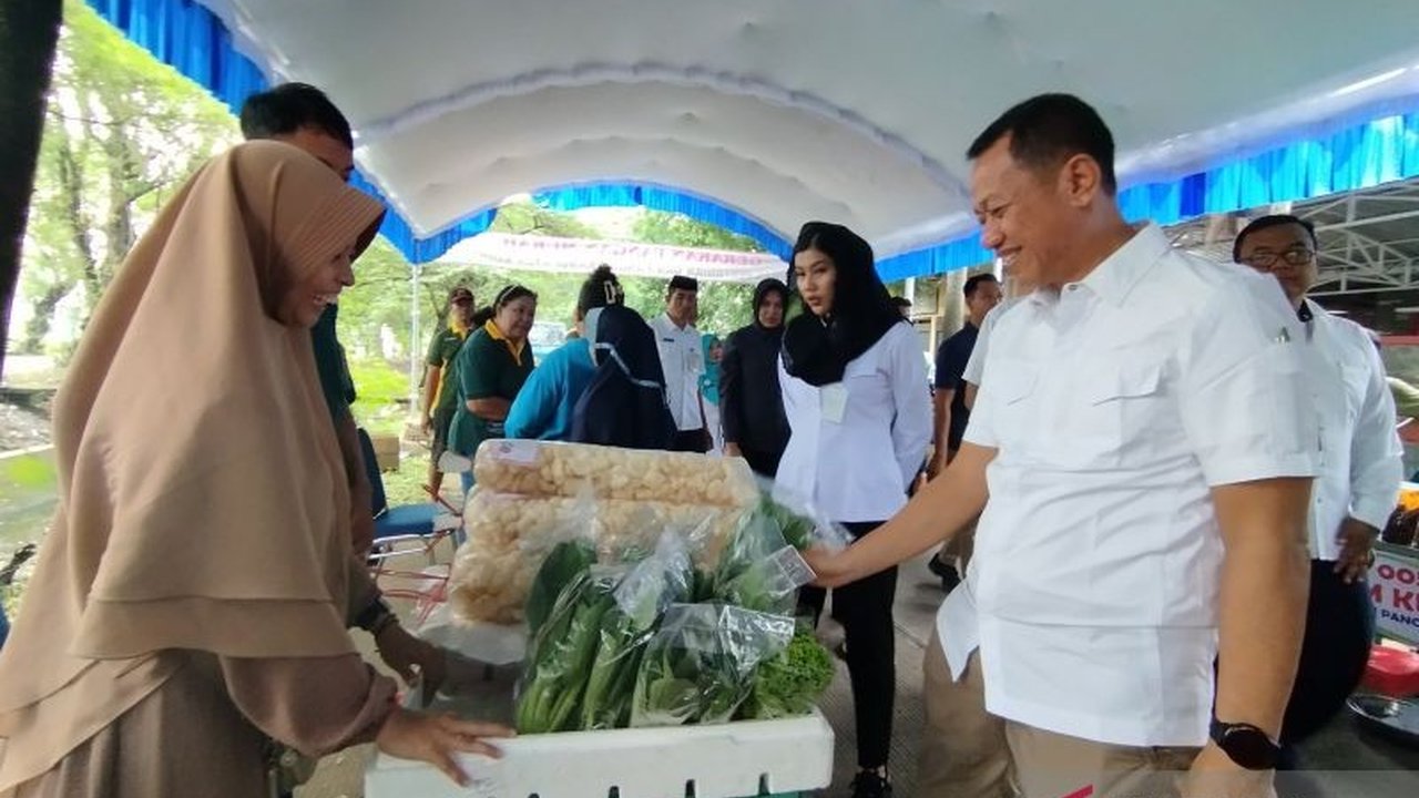 Pemerintah Kabupaten Kudus menggelar pasar murah sebanyak tiga kali selama Ramadhan untuk membantu masyarakat mendapatkan kebutuhan pokok dengan harga terjangkau dan menekan inflasi.