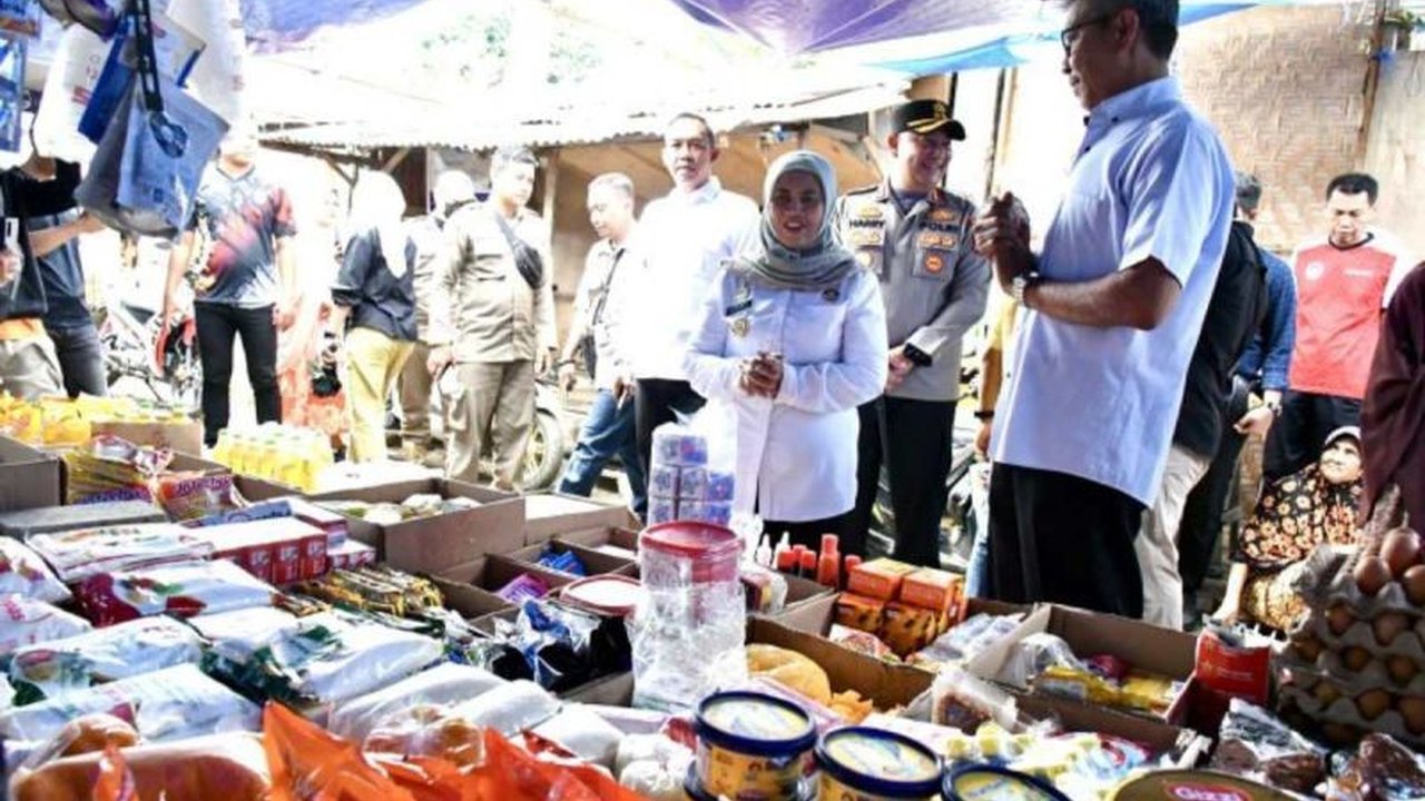 Bupati Sinjai, Ratnawati Arif, melakukan inspeksi mendadak di Pasar Sentral Sinjai untuk mengecek harga dan stok bahan pokok menjelang Ramadan, memastikan ketersediaan dan harga tetap terjangkau.