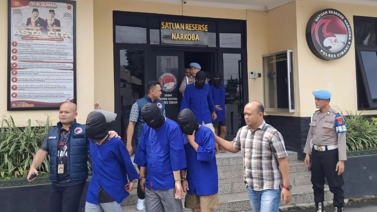 Ketua Bawaslu Kabupaten Bandung Barat, Riza Nasrul Falah, ditangkap bersama dua rekannya karena kasus penyalahgunaan narkoba jenis sabu-sabu di Cililin.