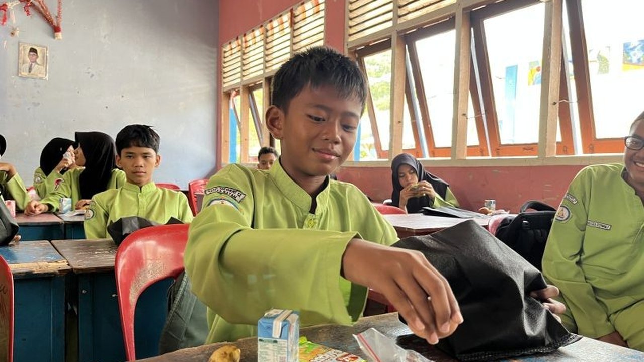 Sebanyak 1.078 siswa SMPN 12 Batam mendapatkan Makan Bergizi Gratis (MBG) berupa makanan kering selama bulan Ramadan untuk membantu mereka berpuasa.