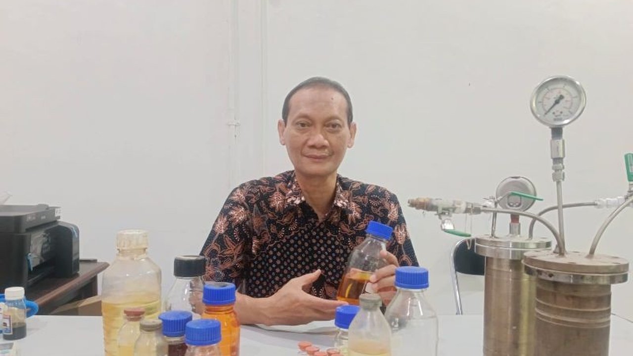 Inovasi terbaru dari ITS: Profesor Hendro Juwono berhasil menciptakan biofuel dengan angka RON tinggi dari campuran limbah plastik dan biomassa, menawarkan solusi ramah lingkungan untuk masalah energi.
