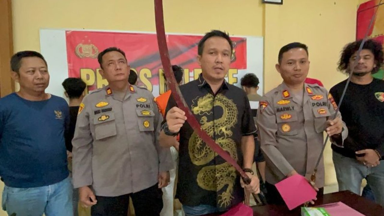 Lima remaja di Jambi ditangkap polisi karena terlibat tawuran dan merusak masjid; dua orang ditetapkan sebagai tersangka atas kepemilikan senjata tajam.