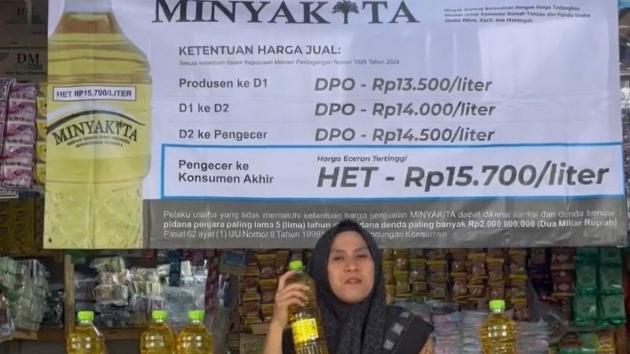 Disperindag Lampung laporkan pedagang telah memasang spanduk HET Minyakita, namun harga di pasaran masih fluktuatif di atas harga eceran tertinggi yang ditetapkan.