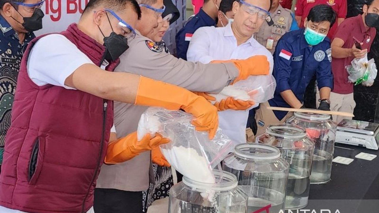 Polda Jawa Tengah memusnahkan 26 kg sabu-sabu dan 10.300 butir ekstasi hasil pengungkapan dua kasus penyelundupan narkoba pada awal 2025.