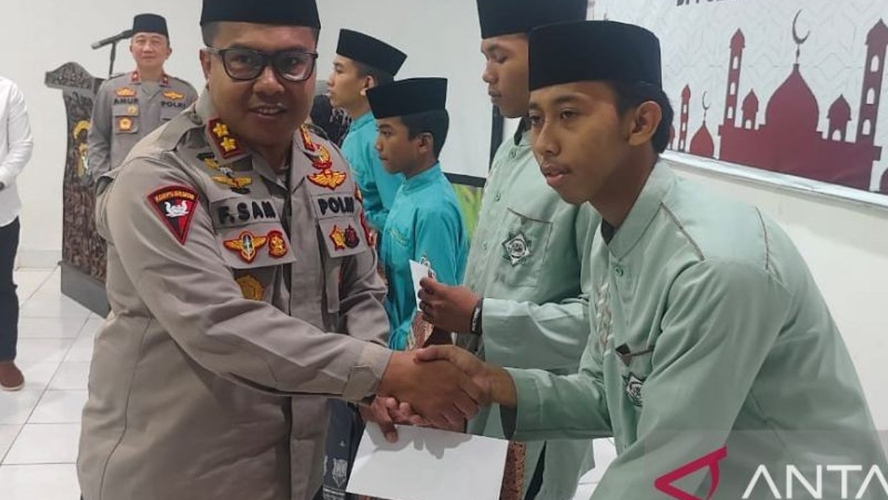 Kapolda Sultra, Irjen Pol Dwi Irianto, bersama rombongan memberikan santunan kepada anak yatim, pondok pesantren, dan siswa SLB di Konawe Selatan sebagai bagian dari Safari Ramadhan dan komitmen Polri dalam membangun kemitraan dengan masyarakat.