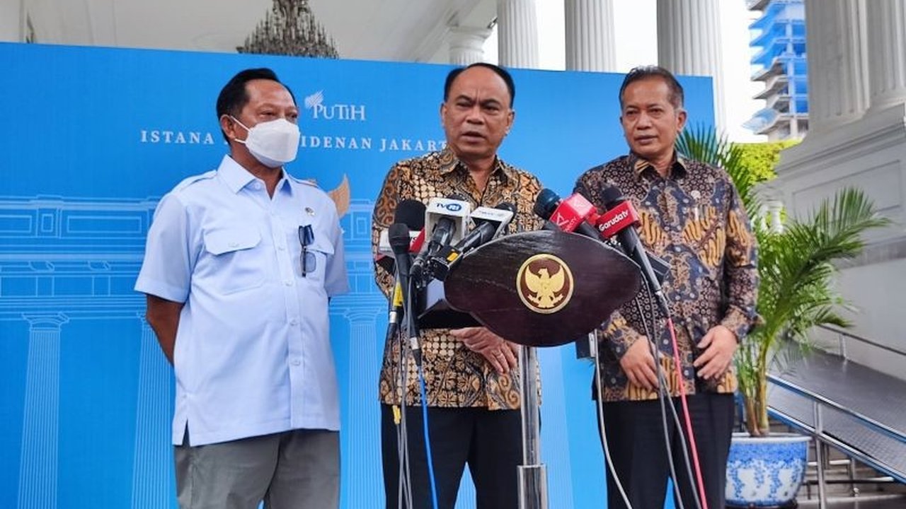 Presiden Prabowo Subianto luncurkan Koperasi Desa Merah Putih untuk memberantas praktik rentenir dan pinjol ilegal di desa-desa Indonesia, serta meningkatkan kesejahteraan masyarakat pedesaan.