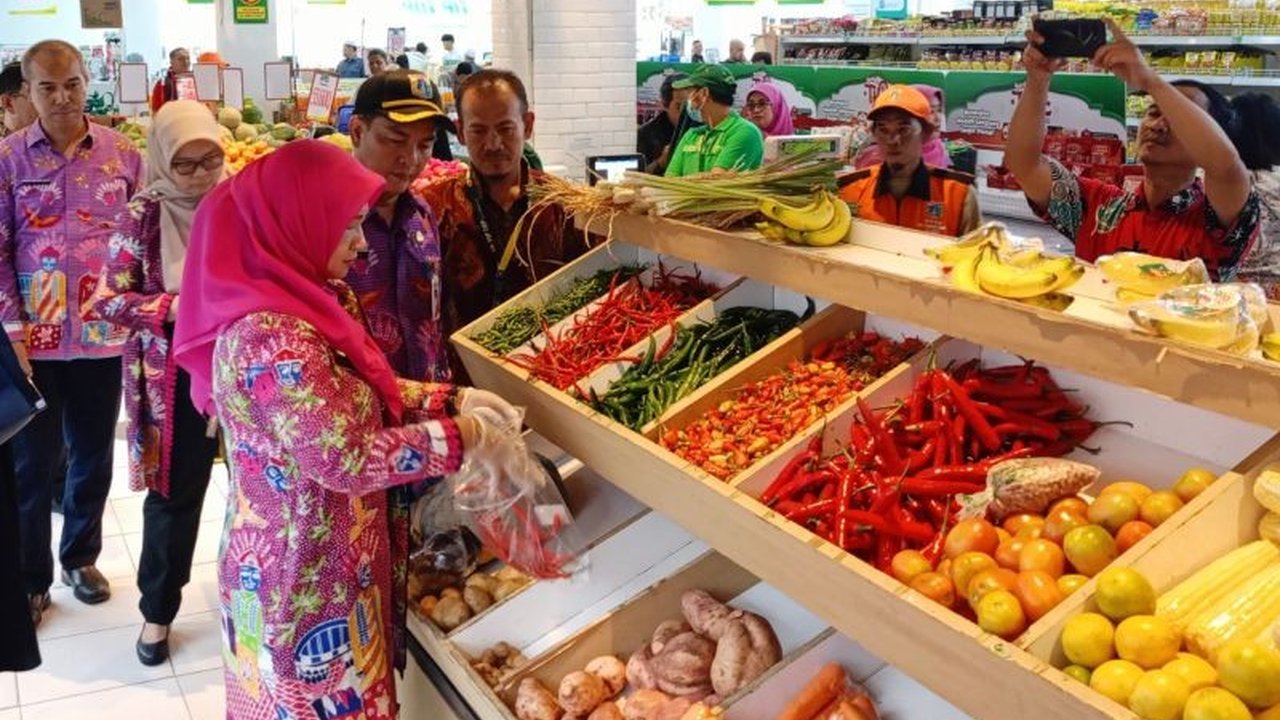 Pemerintah Kota Jakarta Timur memastikan keamanan pangan menjelang Idul Fitri 1446 H dengan melakukan pengawasan ketat di pasar tradisional, swalayan, dan pasar binaan, guna mencegah peredaran bahan berbahaya.