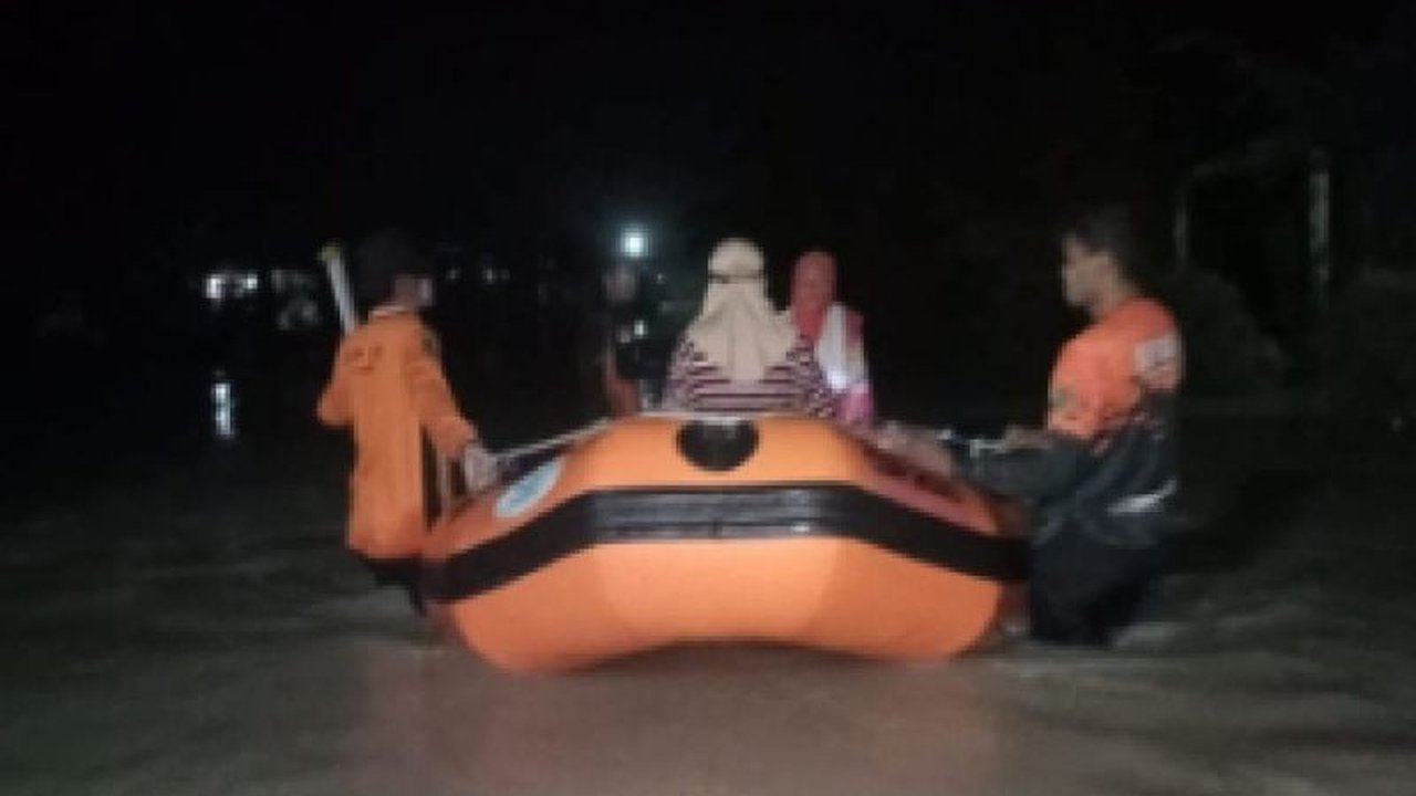 Hujan deras menyebabkan banjir di Kecamatan Marbo, Labuhan Batu Utara, merendam 121 rumah dan memaksa 120 jiwa mengungsi; BPBD Sumut melaporkan tidak ada korban jiwa.