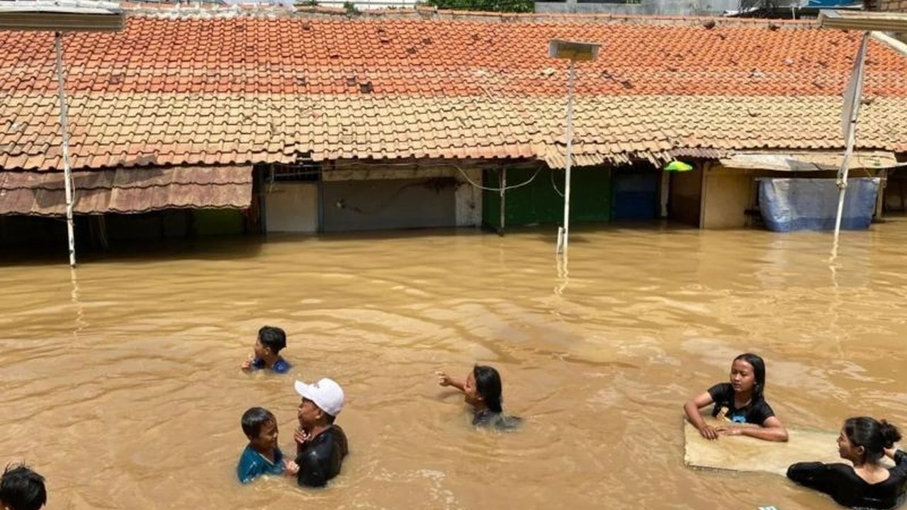 Sudinkes Jakarta Selatan mengingatkan masyarakat untuk segera mandi setelah beraktivitas di air banjir dan menjaga kebersihan untuk mencegah penyakit pascabanjir.