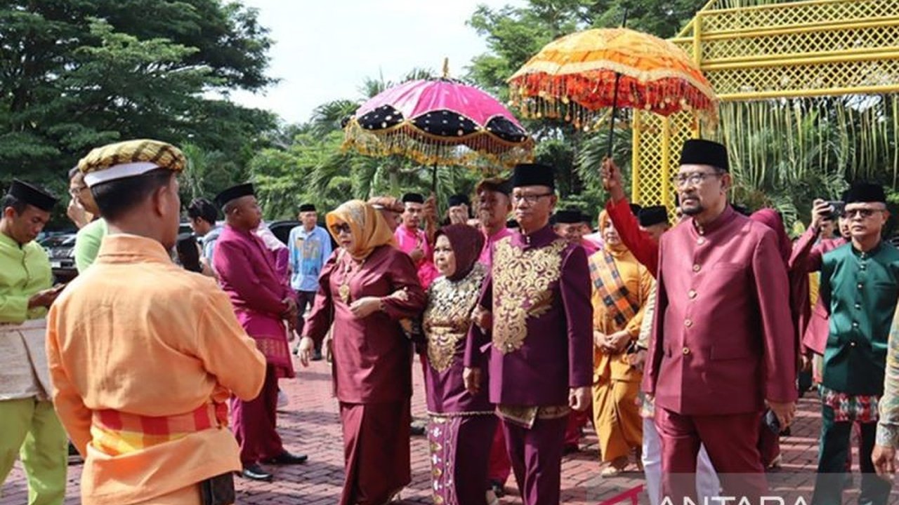 Bupati Bone Bolango, Ismet Mile, beserta istri menjalani prosesi adat Moloopu, menandai dimulainya kepemimpinan baru yang fokus pada pembangunan dan kebersamaan masyarakat.