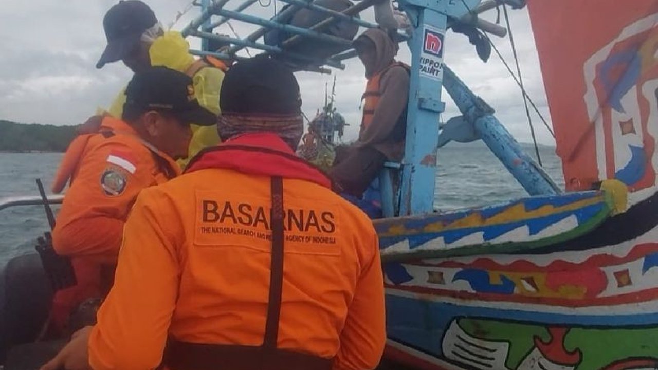 Enam nelayan berhasil dievakuasi Basarnas Banten setelah kapal mereka mengalami mati mesin di perairan Pulau Pamujaan, Kabupaten Serang; seluruh nelayan dalam kondisi selamat.