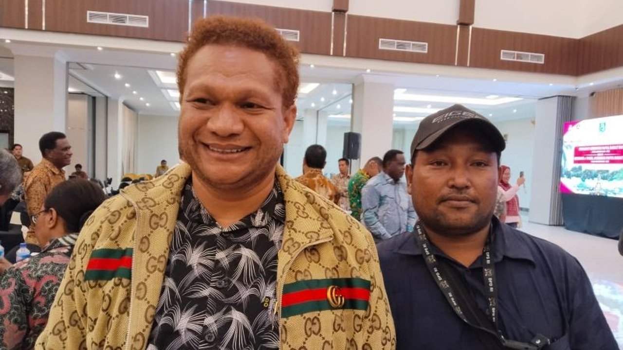 Anggota DPD RI Paul Finsen Mayor memberikan apresiasi tinggi terhadap kebijakan pendidikan gratis Gubernur Papua Barat Daya, Elisa Kambu, yang dinilai sebagai solusi peningkatan SDM di Papua.