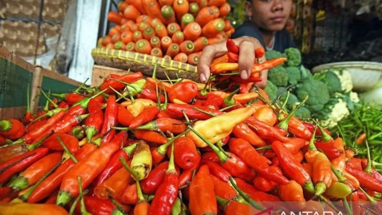 PIHPS mencatat harga cabai rawit merah mencapai Rp97.250 per kg dan bawang merah Rp43.850 per kg pada Jumat pagi, serta komoditas pangan lainnya di tingkat pedagang eceran.